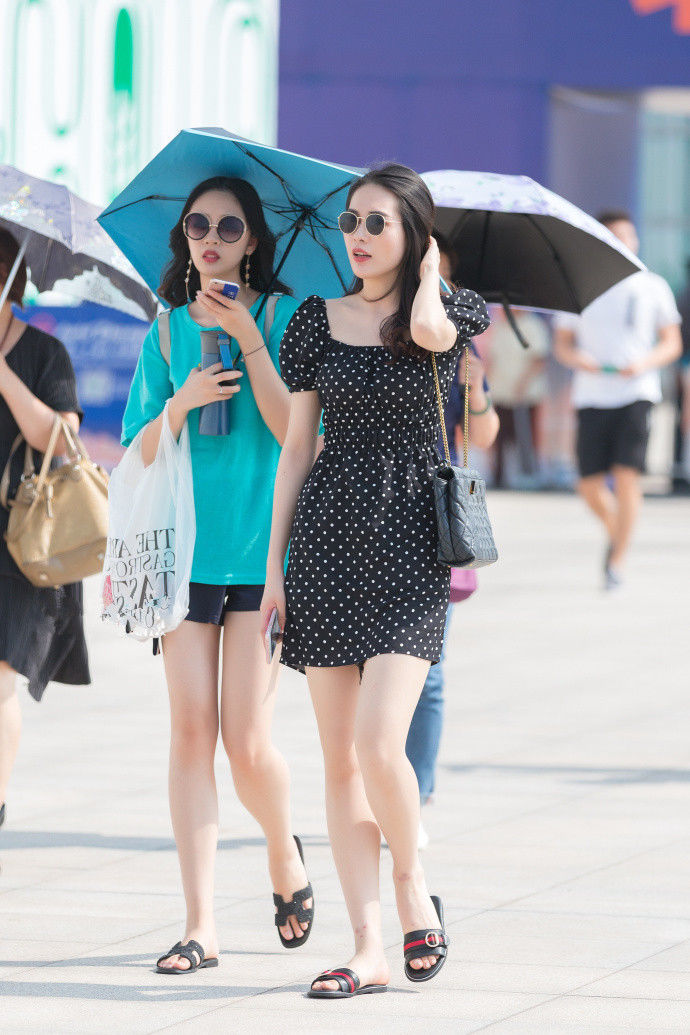 重庆街拍，夏日遇上紧身裙，清爽妩媚穿出来