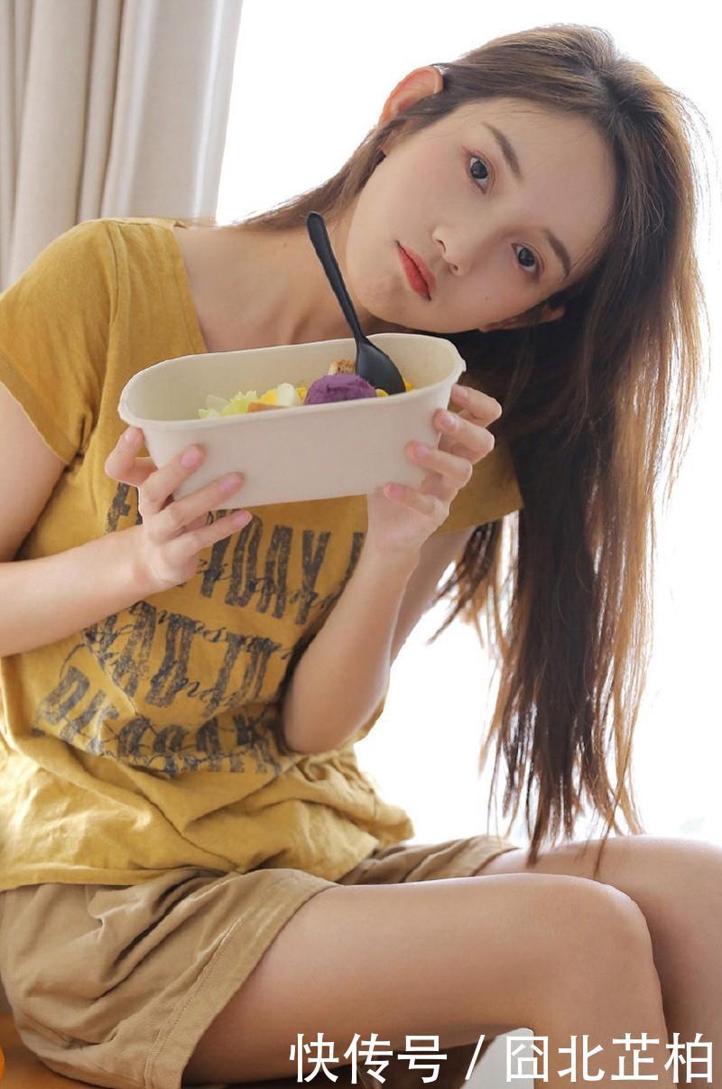  #美女#黄色上衣的长发美女
