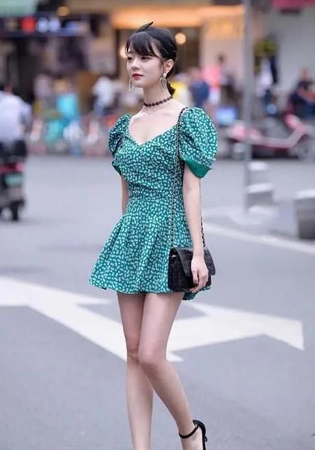  「美女」美女时尚街拍：皮肤白皙的美女，一条绿色的连衣裙，时尚清新气质美