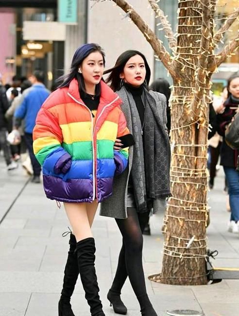  「一字」养眼女神街拍：一笑千金的小姐姐，一条白色的一字肩连衣裙，时尚女神魅力