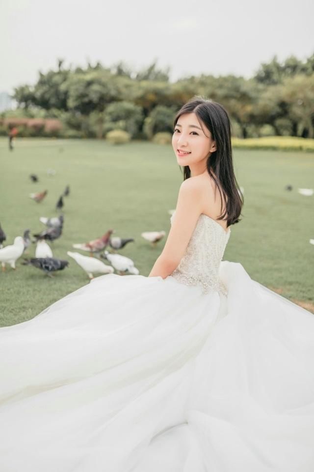 白皙纱裙美女大胸性感户外写真图片