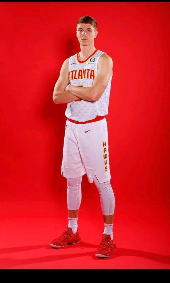 飞人，林书豪领衔老鹰新赛季定妆照