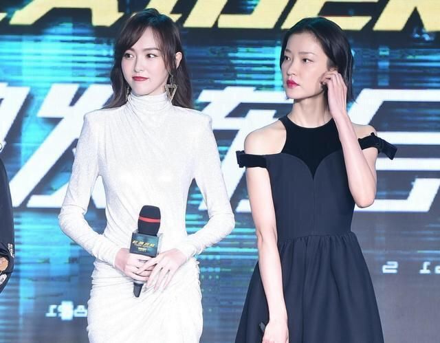 杜鹃真给梁朝伟面子，穿平底鞋现身，和穿高跟的唐嫣同框高下立现