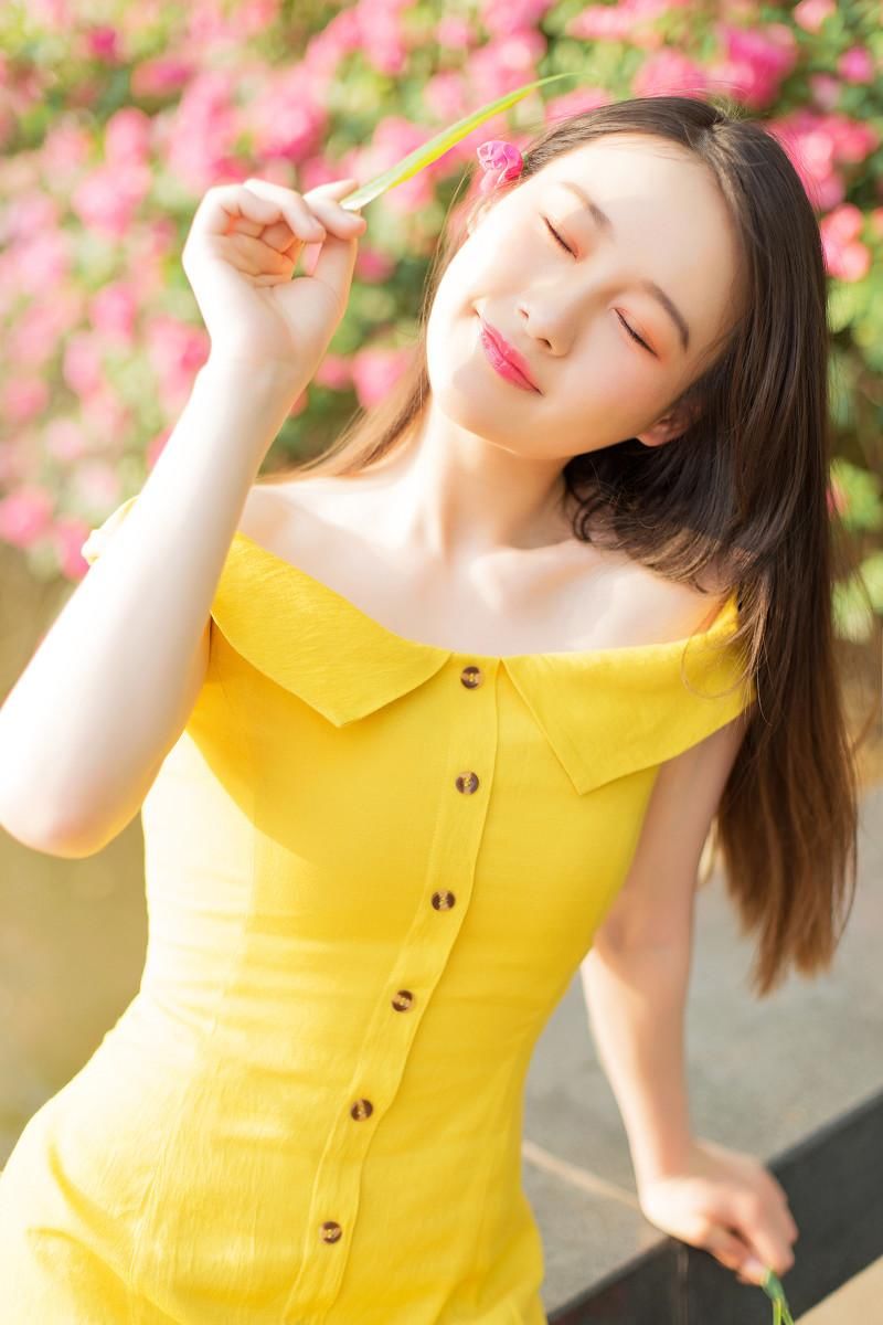 黄裙美女性感露肩户外写真图片