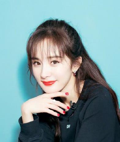 杨幂晒全脸自拍，疑似回应“脸崩”传闻？网友：自拍幂上线了