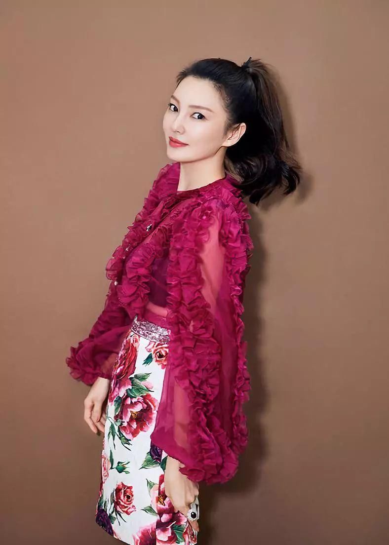 张雨绮你的长裙照吓到我了!前凸后翘撑起好身材，其他人自惭形秽