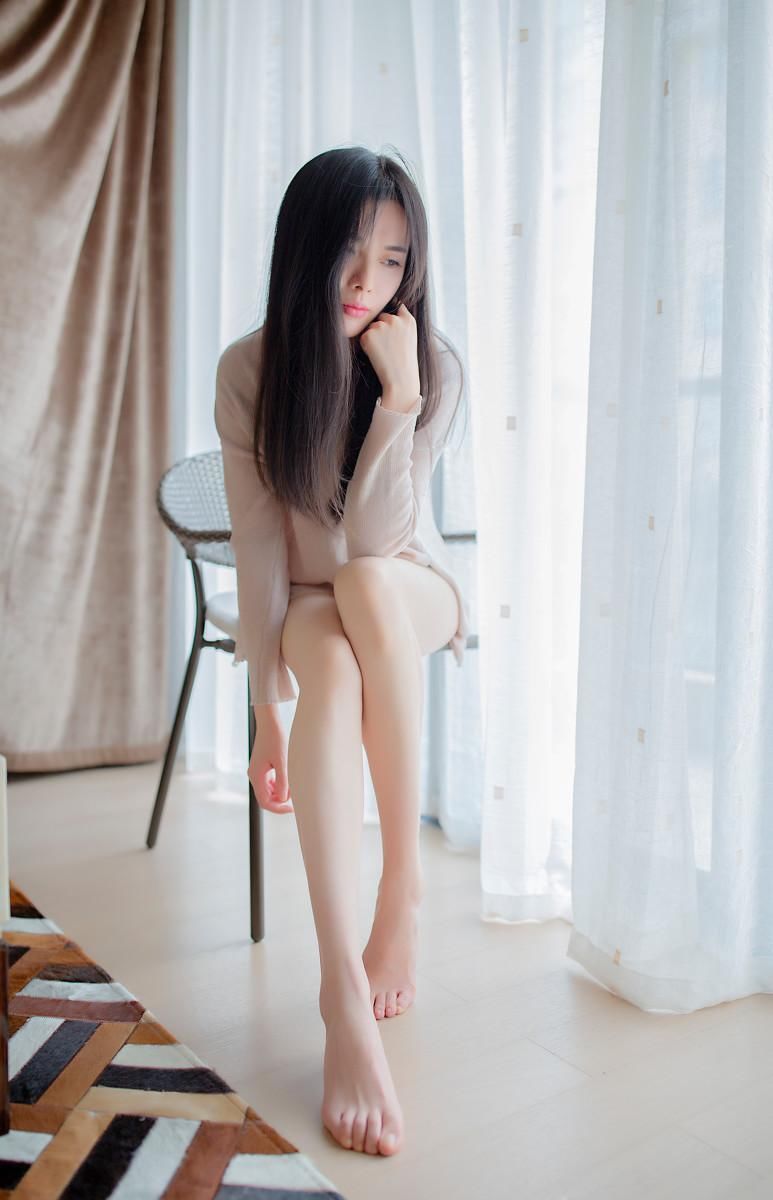 时尚美女模特穿居家装拍写真，双腿修长肌肤白皙很是性感！