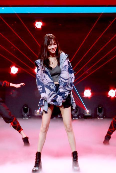 杨颖厉害了，劲歌热舞大秀平坦小腹，这哪像是生了小海绵的小腰？