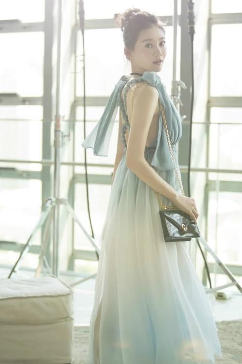 苗苗这黑T穿得好紧，搭配拖地鱼尾裙很惊艳，网友：这身材简直了