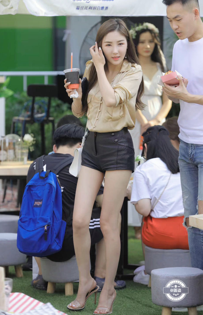 路人街拍，小姐姐拥有修长玉腿，美到极致