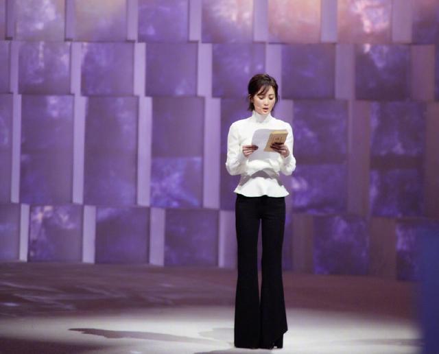 蒋勤勤身穿西服外套+连体裤，气质出众不显老，网友：她有43岁吗