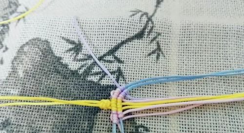  #中央位置#结绳编织，斜卷结就能编出的小挂件，辟邪小鞋子挂饰附教程！
