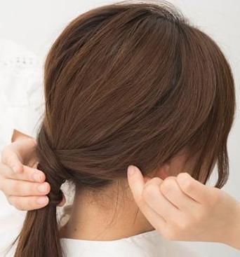 别再扎半丸子头了,今秋流行这个“冻龄”发型,简单洋气还减龄