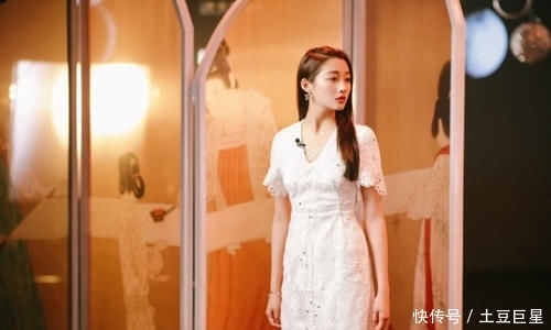 「 亮片」穿白蕾丝裙大秀细长直双腿,踩高跟鞋更美了,关晓彤越来越女神了