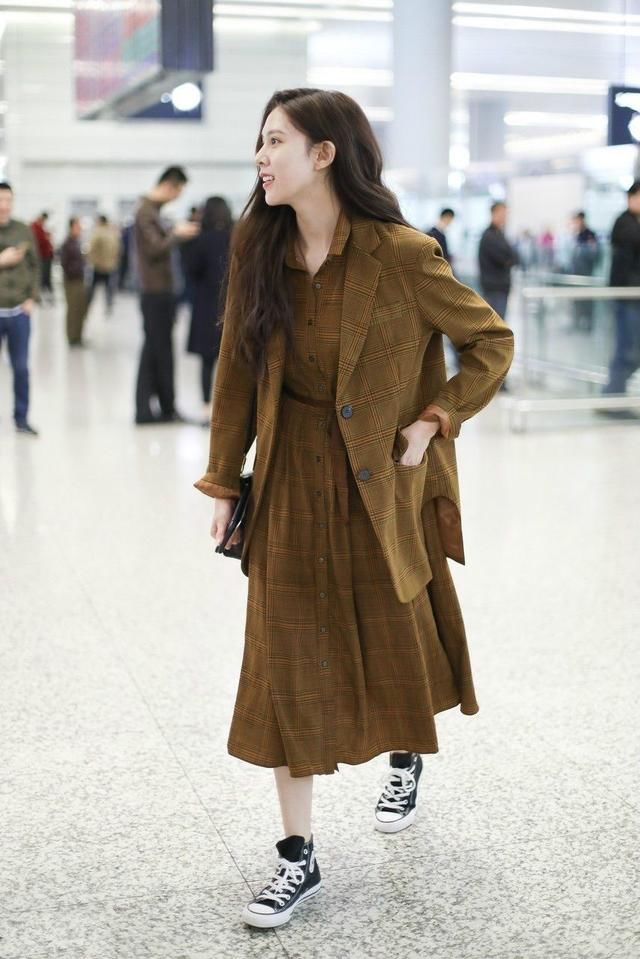 宋妍霏一人害羞现身机场，网友：乔伊琳，是你吗？