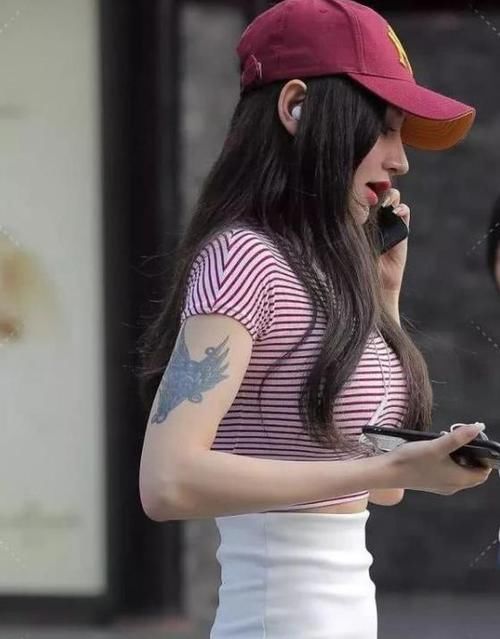  『秀丽』街拍：秀丽端庄的美女，一条白色的连衣裙，时尚优雅女人味