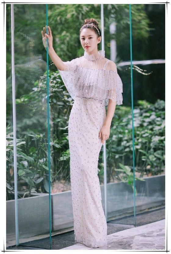 张雨绮亮相机场，身上的背心竟要6千多，网友：白给我都不要！