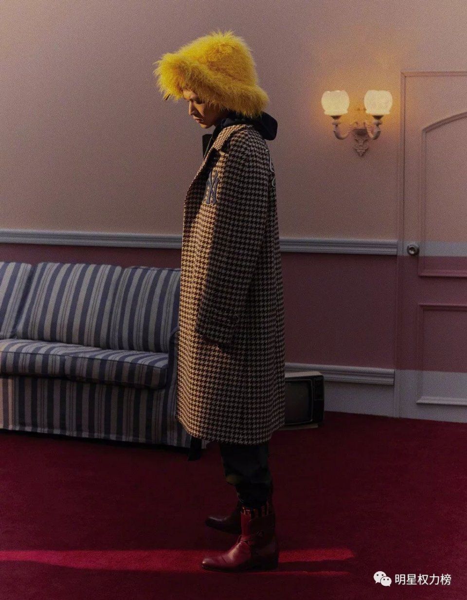 易烊千玺时尚画报优雅浪漫 杨幂演绎复古穿搭时髦爆表 许魏洲杂志