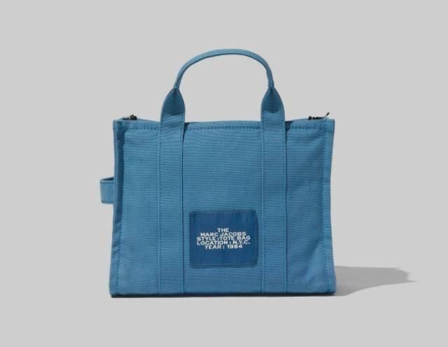  「蓝色」Marc Jacobs 2020年春夏款除开相机包，这种＂蓝＂用在包上也很漂亮