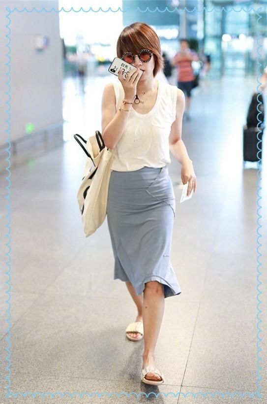 马伊琍咋想的？裙子这么紧还要把上衣塞进去，小肚腩都勒出来了！