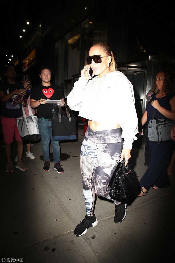 詹妮弗洛佩兹获豪车接驾气场十足 腰有腹肌腿有赘肉身材”反人类