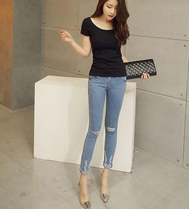 街拍：白皙甜美的牛仔裤美女，展现女神的柔美气质！