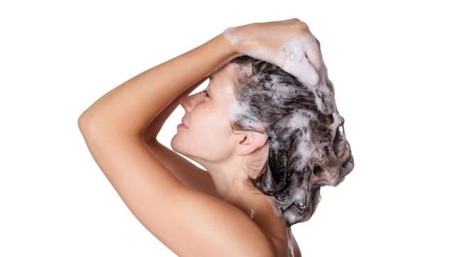  早上：多久洗一次头最好？洗头早上洗还是晚上洗好？女人经期能洗头吗？