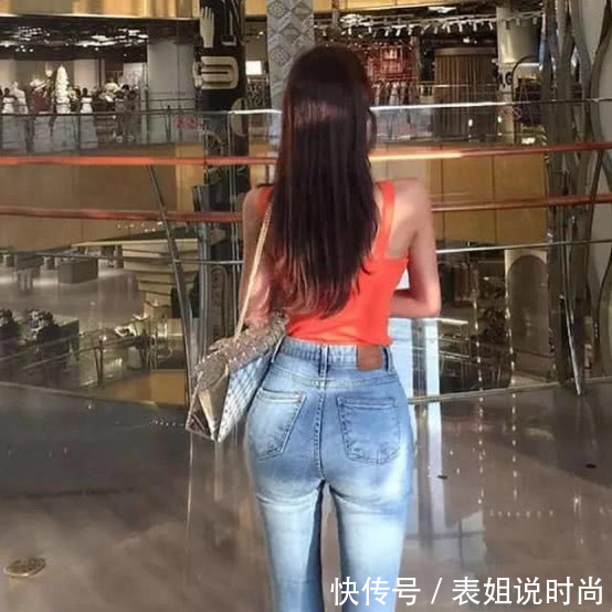 时尚小姐姐小背心搭配超长牛仔裤,一秒钟就变高,从而能够摆脱高