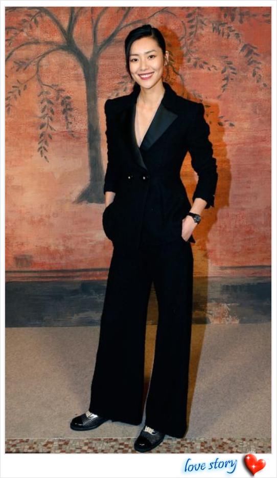 大表姐现身机场，网友瞬间不淡定了：这穿的是啥？毫无超模气质