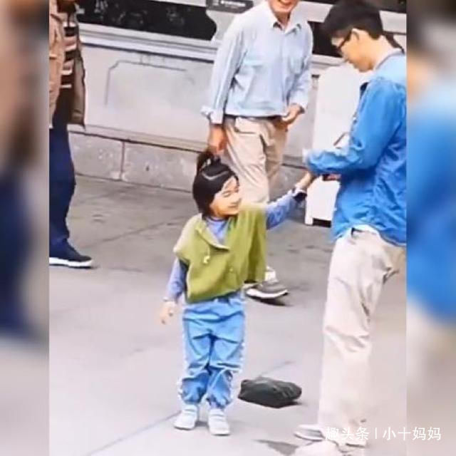  『熟练』亲爸让女儿为自己使出“浑身解数”拍照，网友：让人心疼的熟练！