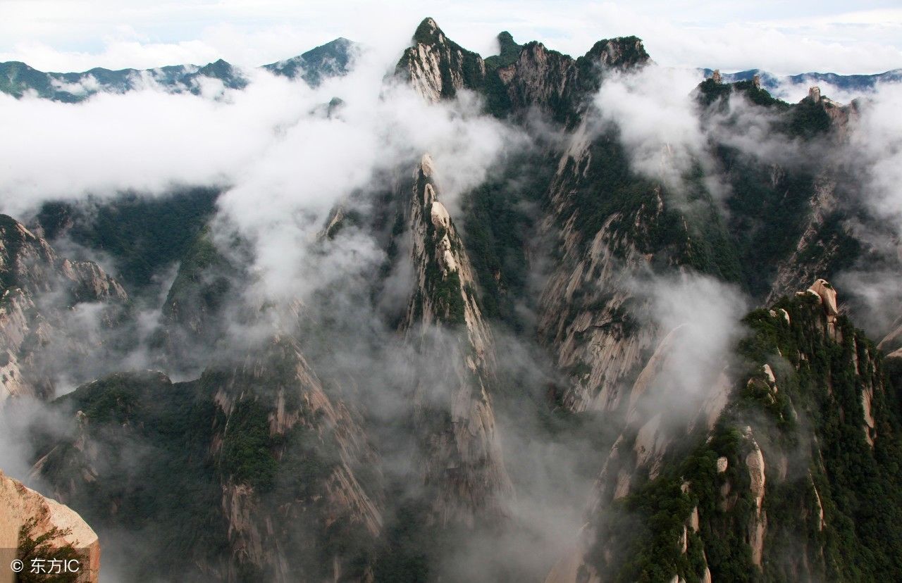 石塔东在山顶上，圣山华山