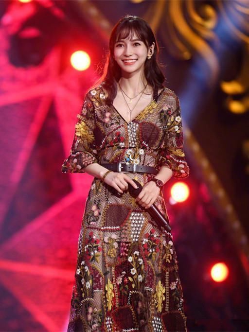 张韶涵跟杨颖太有默契了，既清新白裙之后又同穿薄纱裙，简直美翻