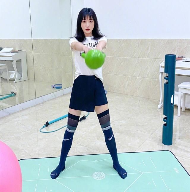 凹凸@马蜂腰40岁里少见,柳岩把格子裤穿火了!高腰设计尽显凹凸身材