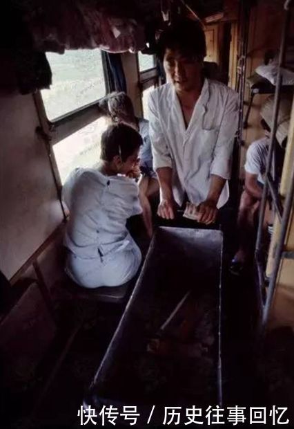 80年代的绿皮火车和赶火车人：原来那时候乘火车是这个样子