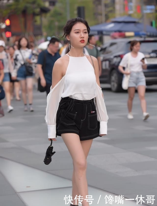 精致@街拍:小姐姐吊带好细,用与众不同的搭配,凸显精致美感