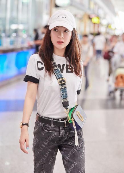 37岁霍思燕打扮像25少女,嗯哼睡衣抢镜,网友:长大后还得了