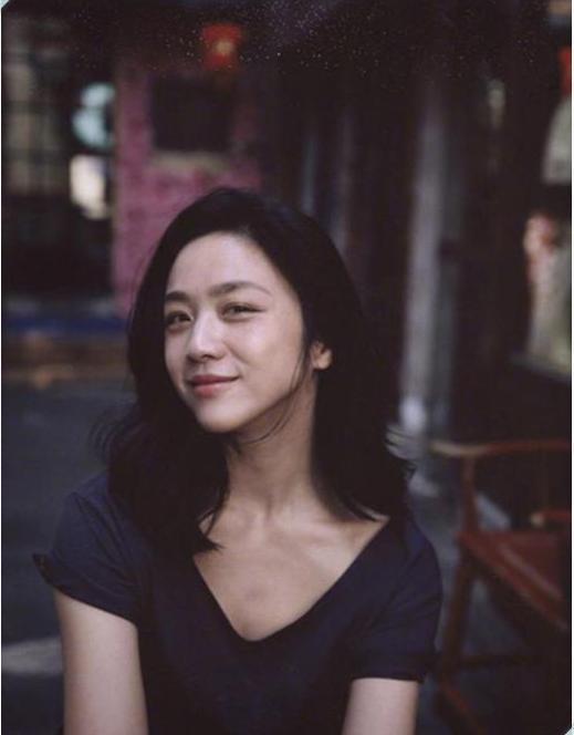 看了陈乔恩的素颜，再看看汤唯，终于知道真正冻龄脸长啥样的了！