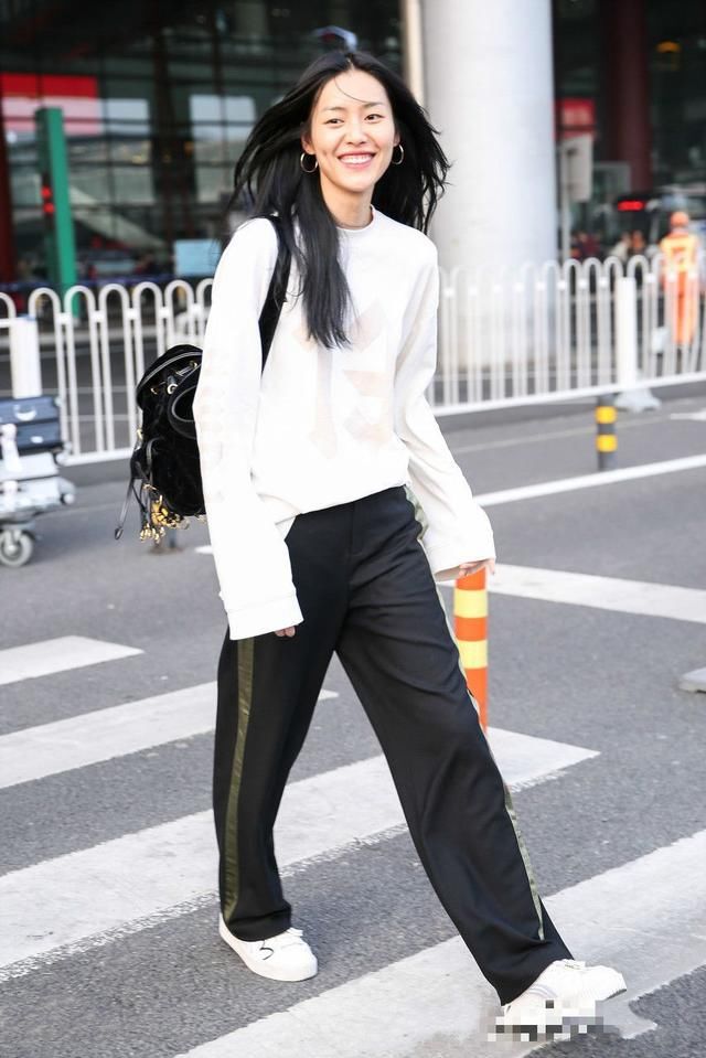 刘雯裤腰带都得绕两圈，想穿牛仔裤真难！