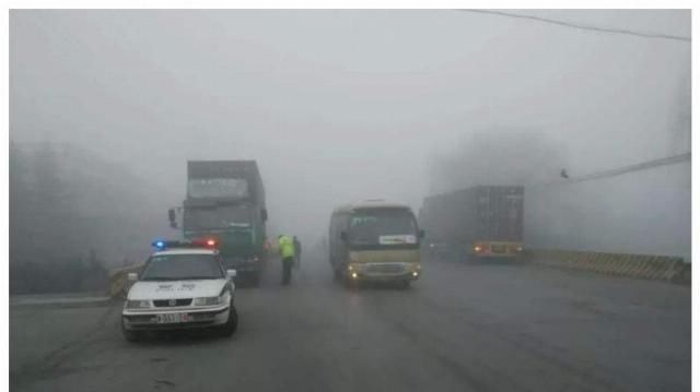  「高速」上高速突然下暴雨，打开雾灯还是双闪？交警：再说最后