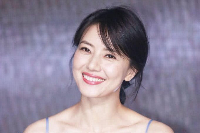 离开精修的高圆圆，一袭吊带裙话筒全程挡胸口，皱纹简直不能瞧