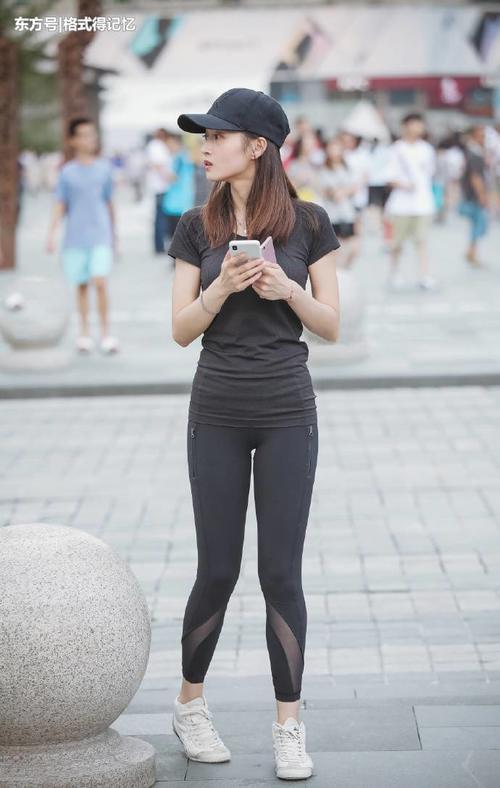 美女身材很有曲线美感，一看就知道平时没少运动！