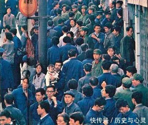 七十年代老照片：大城市里也有些人开始像西方一样，穿着比较开放