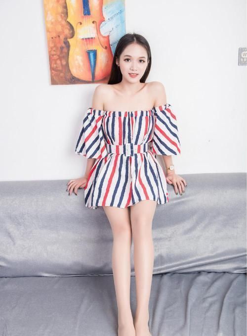  五彩斑斓：五彩斑斓的裙子，性感的锁骨尽收眼底，纤细的大长腿散发魅力