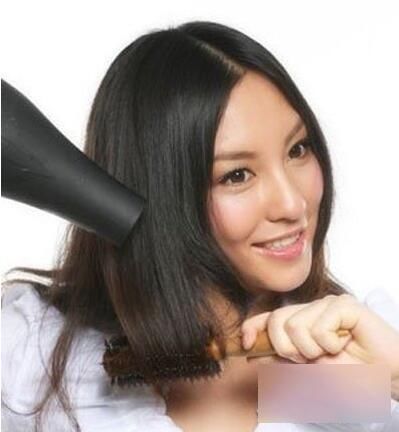 用排骨梳吹波浪卷发教程图解,找准角度很重要!