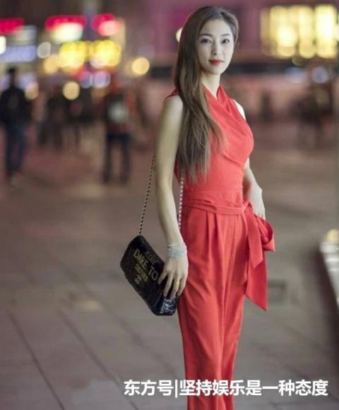  『粉色』街拍：气质高雅的美女，一条粉色的连衣裙，魅力女人味
