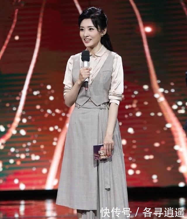 『让整件衣服』周涛气质真心优秀,一袭西装领褶皱裙干练时髦,51的年龄31的状态