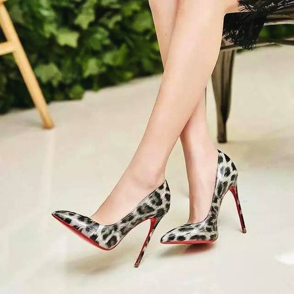 高跟鞋的神奇在于，它让女人变的柔和温软