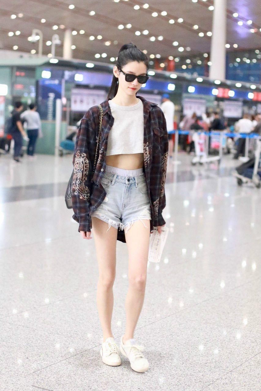 奚梦瑶你还是多吃点饭吧,瘦的衣服都撑不起来了!