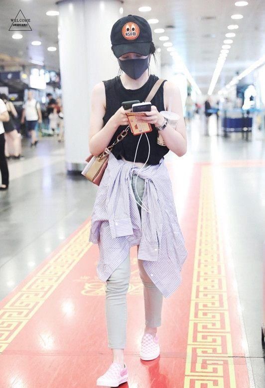 张雪迎越来越大胆了!穿件背心就出门,网友:这身材不露白瞎了