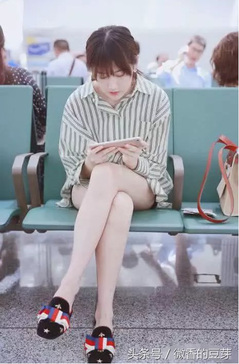 当76斤鞠婧祎撞上100斤李艺彤，终于知道铅笔腿和筷子腿谁厉害了